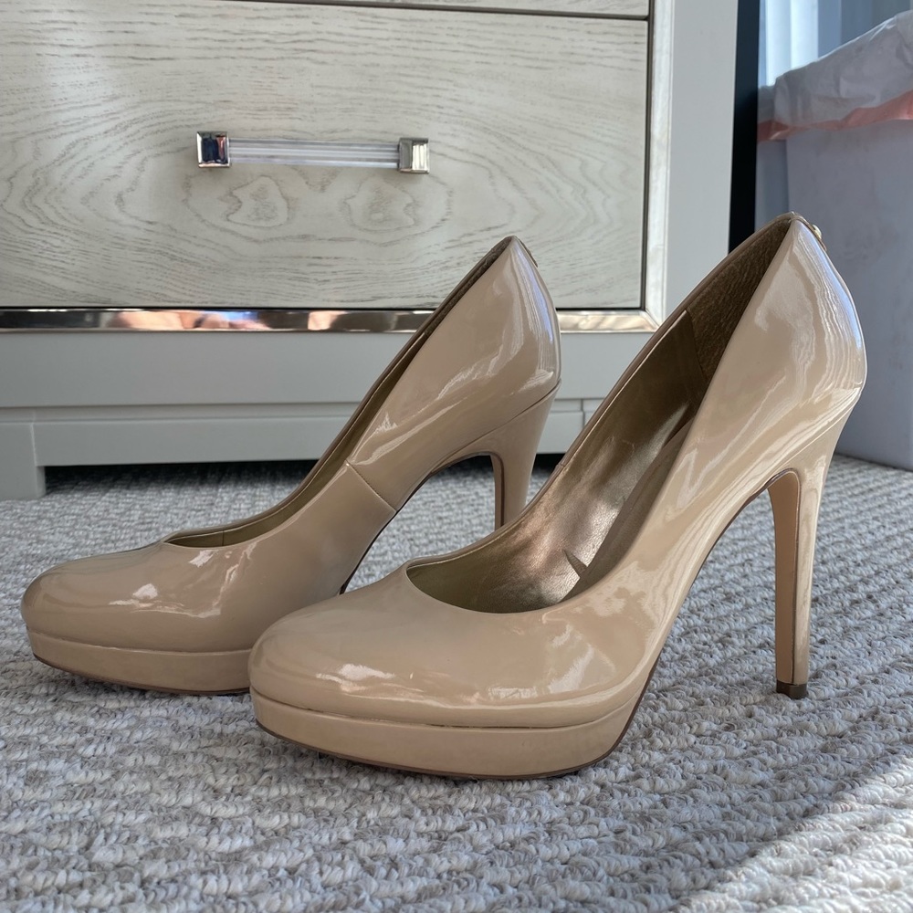 GUESS Cream patent Pumps - Size 9